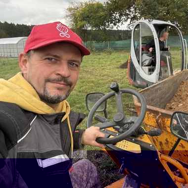 Jacek Winckiewicz przy pracach ziemnych, prowadzący kurs Permakultura w praktyce