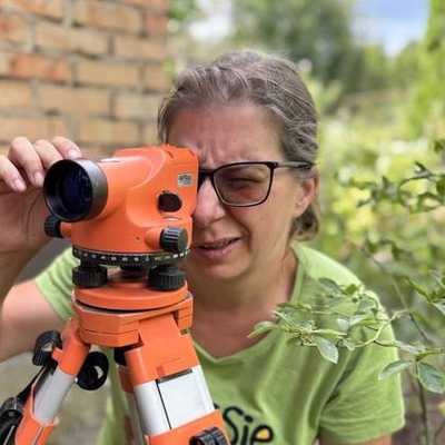 Katarzyna Kulikowska przy niwelatorze, prowadząca kurs Permakultura w praktyce